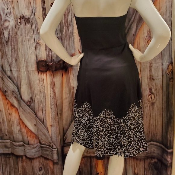 Black Strapless knee-length dress with white stitc - Picture 2 of 3